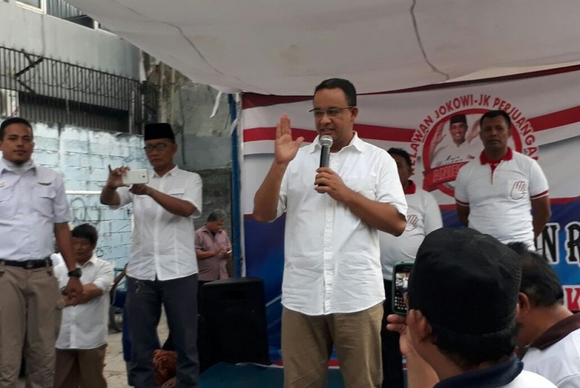 Calon gubernur DKI Jakarta Anies Baswedan menerima dukungan dari Relawan Jokowi-JK di Kelurahan Tamansari, Kecamatan Tamansari, Jakarta Barat, Rabu (15/3).