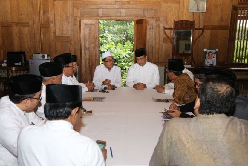 Calon gubernur DKI Jakarta Anies Baswedan menerima kedatangan para ulama dari Pengurus Wilayah Nahdlatul Ulama (PWNU) DKI Jakarta di kediamannya di kawasan Lebak Bulus, Jakarta Selatan, Jumat (24/2).