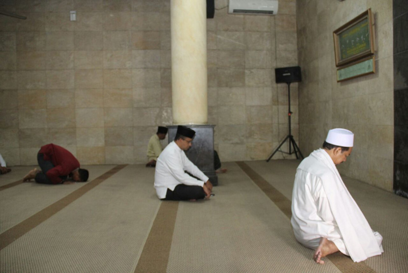 Calon Gubernur DKI Jakarta Anies Baswedan mengawali hari pemilihan umum kepala daerah dengan menunaikan salat subuh berjamaah di Masjid Al Hikmah, Lebak Bulus Dalam, Jaksel, Rabu pagi (15/2).