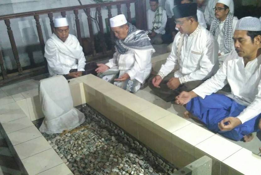 Calon gubernur DKI Jakarta Anies Baswedan mengawali hari pemungutan suara dengan Subuh berjamaah dan berziarah ke makam sesepuh kampung tempatnya tinggal di Lebak Bulus Dalam, Cilandak, Jakarta Selatan, Rabu (19/4).  