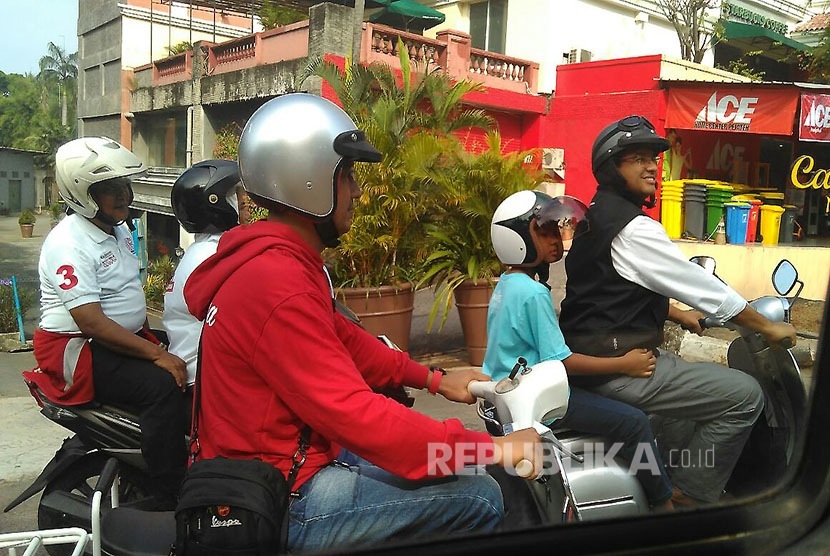 Calon gubernur DKI Jakarta Anies Baswedan mengawali tahun 2017 dengan berkeliling Jakarta menggunakan vespa tua miliknya, Ahad (1/1). Ia ingin Jakarta menjadi kota yang nyaman bagi semuanya, termasuk pengendara motor. (Foto : Republika/Mas Alamil Huda)