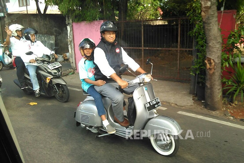 Calon gubernur DKI Jakarta Anies Baswedan mengawali tahun 2017 dengan berkeliling Jakarta menggunakan vespa tua miliknya, Ahad (1/1). Ia ingin Jakarta menjadi kota yang nyaman bagi semuanya, termasuk pengendara motor. (Foto : Republika/Mas Alamil Huda)