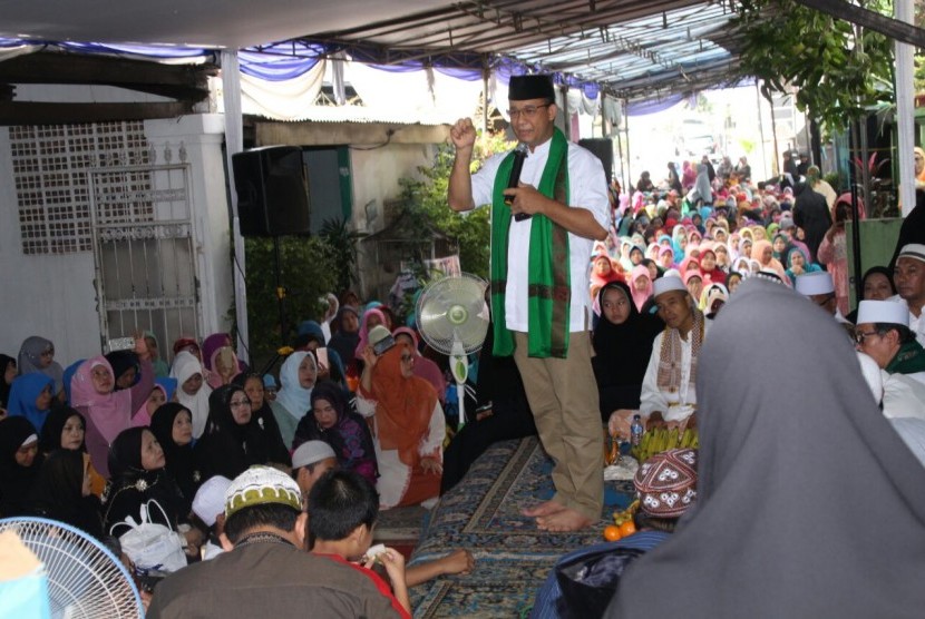 Calon gubernur DKI Jakarta Anies Baswedan menghadiri Maulid Nabi Majelis Taklim Bahjatul Ummahat, di Cikoko, Pancoran, Jakarta Selatan, Sabtu (25/2). 