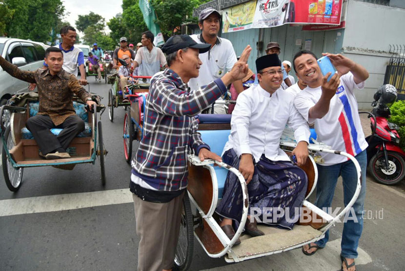 Calon Gubernur DKI Jakarta Anies Baswedan menghadiri Pengajian kliwonan Kanzus Sholawat Al Habib Luthfi bin Yahya dengan menaiki becak di Pekalongan, Jawa Tengah, Jumat pagi (31/3).