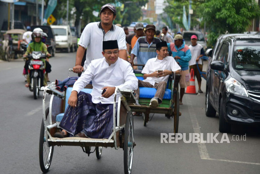 Calon Gubernur DKI Jakarta Anies Baswedan menghadiri  Pengajian  kliwonan Kanzus Sholawat Al Habib Luthfi bin Yahya dengan menaiki becak di Pekalongan, Jawa Tengah, Jumat pagi (31/3).