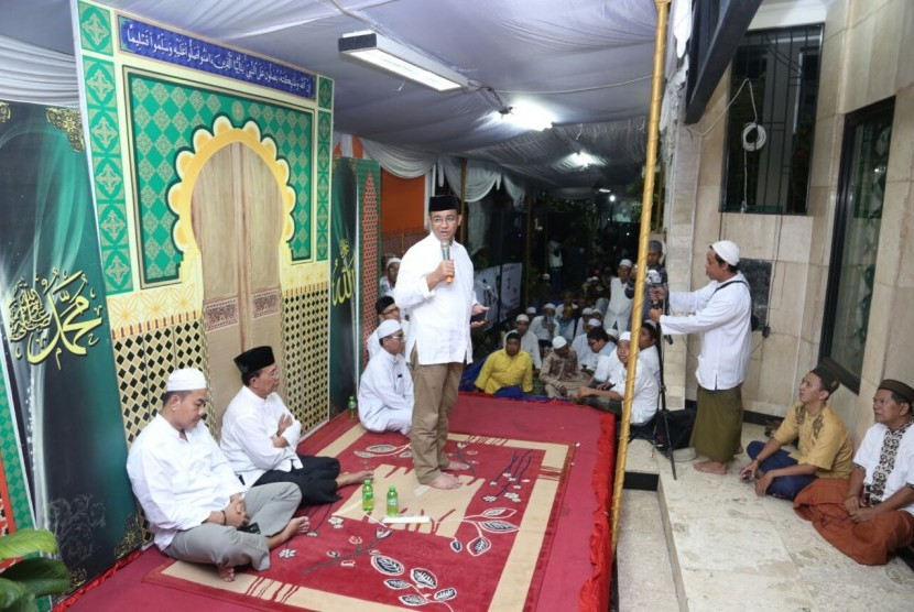 Calon gubernur DKI Jakarta Anies Baswedan menghadiri peringatan Maulid Nabi Muhammad di Musholla Al-Muhtadi, Lapangan Ros, Tebet, Jakarta Selatan, Sabtu (21/1).