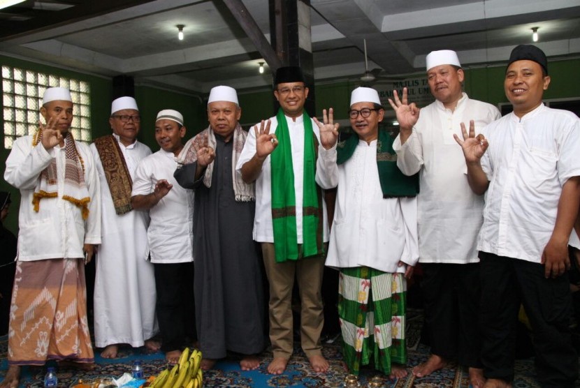 Calon gubernur DKI Jakarta Anies Baswedan menghadiri peringatan Maulid Nabi Muhammad bersama Majelis Taklim Bahjatul Ummahat, Cikoko, Pancoran, Jakarta Selatan. 