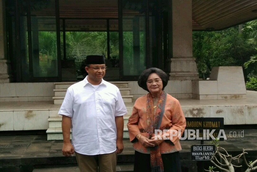 Calon gubernur DKI Jakarta Anies Baswedan mengisi hari pertama kampanye putaran kedua dengan berziarah ke makam Bung Hatta di TPU Tanah Kusir, Jakarta Selatan, Selasa (7/3).