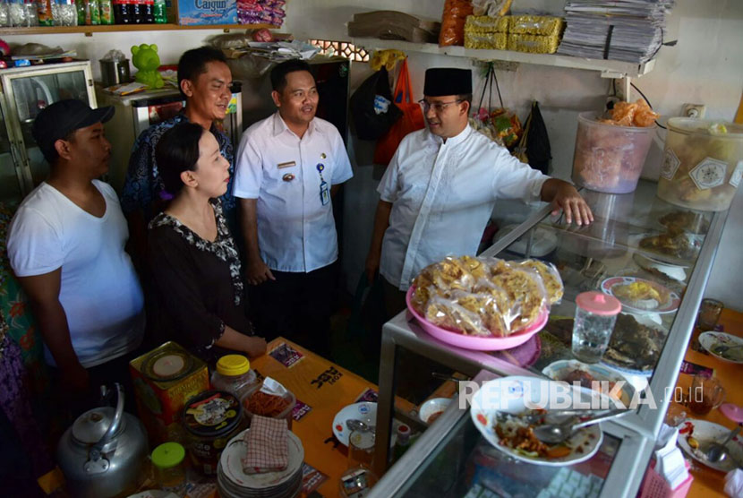  Calon Gubernur DKI Jakarta Anies Baswedan mengunjungi warung tegal (warteg) sekaligus mencicipi langsung makanan di Kelurahan Cabawan, Margadana, Tegal, Jawa Tengah, Rabu (29/3).