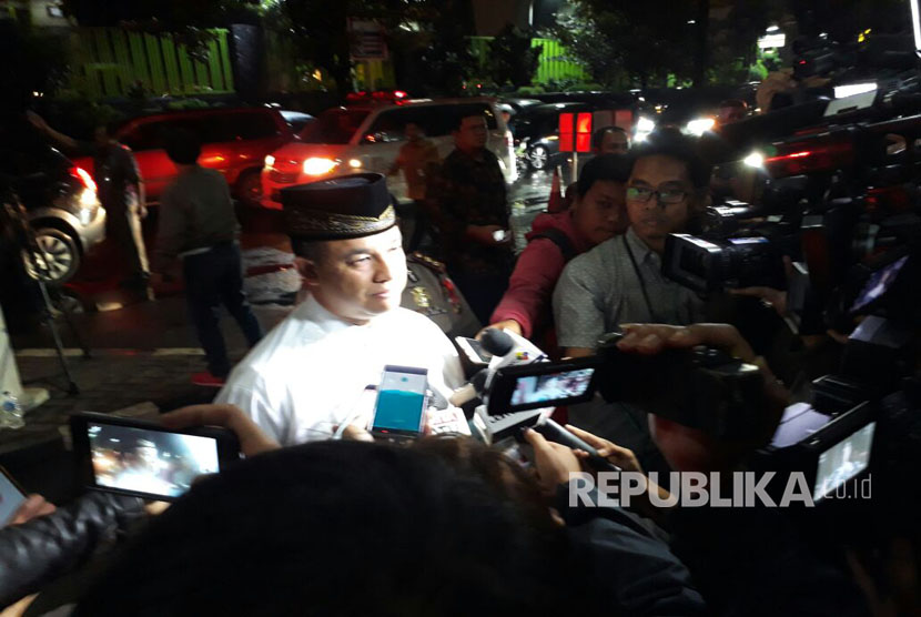  Calon gubernur DKI Jakarta Anies Baswedan menjenguk korban jatuhnya lift Blok M Square di Rumah Sakit Pusat Pertamina, Jakarta Selatan, Jumat (17/3) malam.