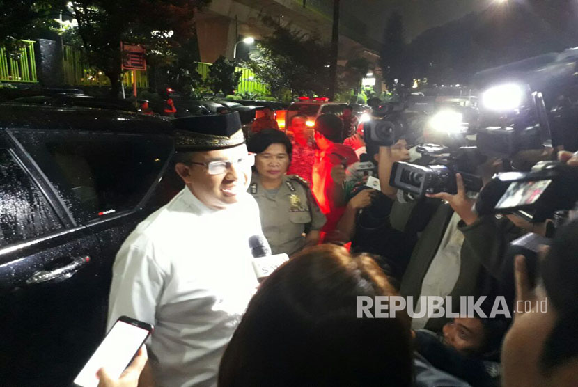  Calon gubernur DKI Jakarta Anies Baswedan menjenguk korban jatuhnya lift Blok M Square di Rumah Sakit Pusat Pertamina, Jakarta Selatan, Jumat (17/3) malam.