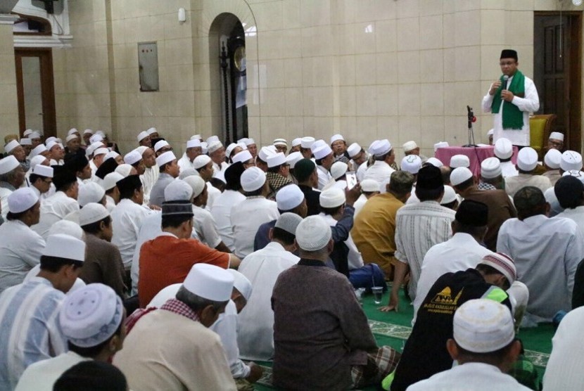 Calon gubernur DKI Jakarta Anies Baswedan menyampaikan tausiyah setelah Shalat Subuh berjamaah di Masjid Al-Inabah, Pancoran, Jakarta Selatan, Sabtu (4/3).