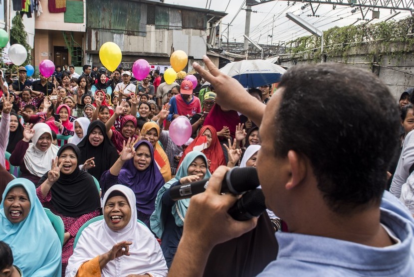 Calon gubernur DKI Jakarta Anies Baswedan menyampaikan visi dan misi saat kampanye di Pademangan, Jakarta, Jumat (18/11). 