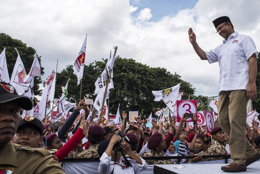 Calon Gubernur DKI Jakarta Anies Baswedan menyapa pendukungnya saat Rapat Umum Kampanye Akbar di Lapangan Banteng, Jakarta, Minggu (5/2).