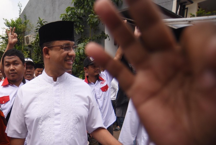 Calon Gubernur DKI Jakarta Anies Baswedan menyapa pendukungnya saat melakukan kampanye di Lubang Buaya, Jakarta, Jumat (14/4). 