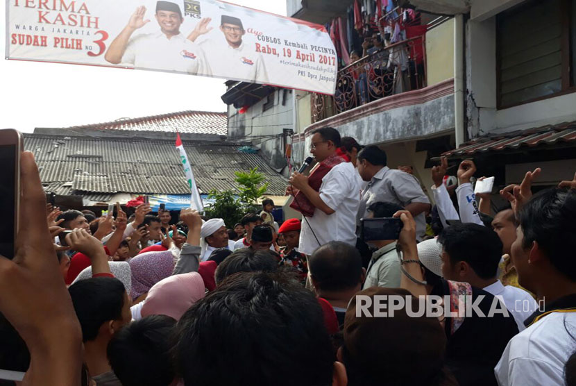 Calon gubernur DKI Jakarta Anies Baswedan menyosialisasikan program-programnya ke warga Kelurahan Jati Pulo, Palmerah, Jakarta Barat, Rabu (15/3).