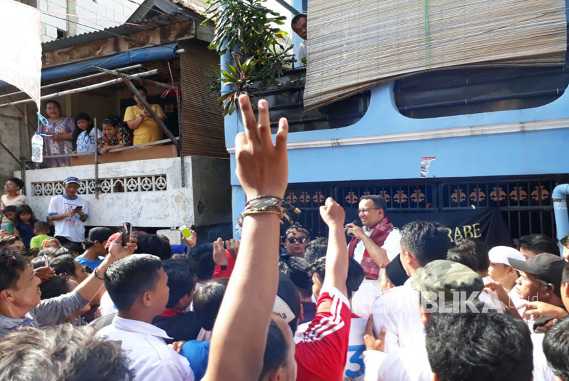 Calon gubernur DKI Jakarta Anies Baswedan menyosialisasikan program-programnya ke warga Kelurahan Jati Pulo, Palmerah, Jakarta Barat, Rabu (15/3).