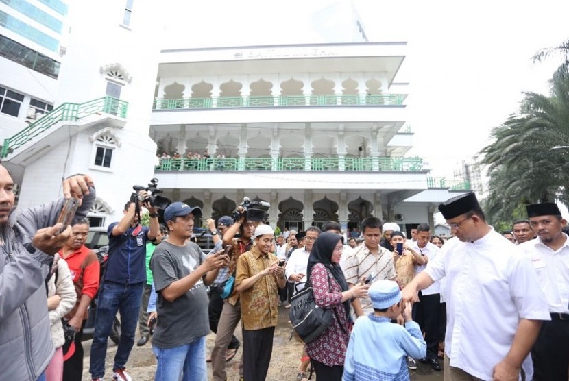 Calon Gubernur DKI Jakarta Anies Bswedan usai shalat di Masjid Al Mughni, Setiabudi, Jakarta Selatan, Jumat (10/3).