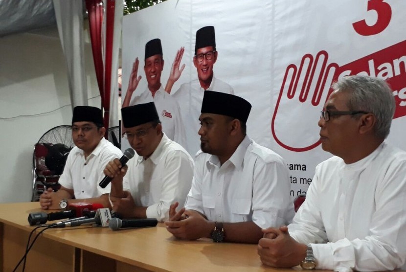 Calon gubernur DKI Jakarta Anies Rasyid Baswedan memberi keterangan resmi tentang munculnya spanduk berisi penegakan syariat Islam di Jakarta jika Anies-Sandi terpilih, Senin (3/4). Dia membantah spanduk tersebut dibuat oleh timnya.  