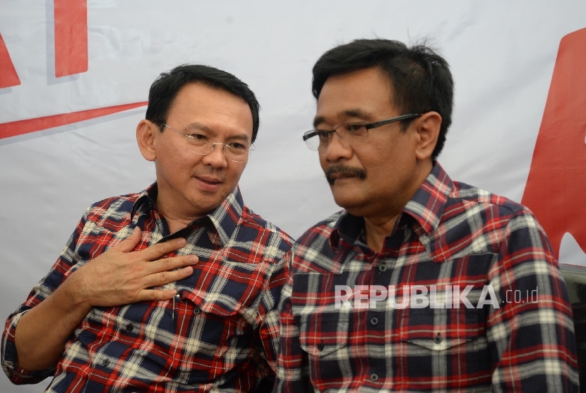  Calon Gubernur DKI Jakarta Basuki Tjahaja Purnama atau Ahok didampingi calon Wakil Gubernur DKI Djarot Saiful Hidayat seusai memberikan keterangan terkait penetapan Ahok sebagai tersangka di Rumah Lembang, Jakarta, Rabu (16/11). 