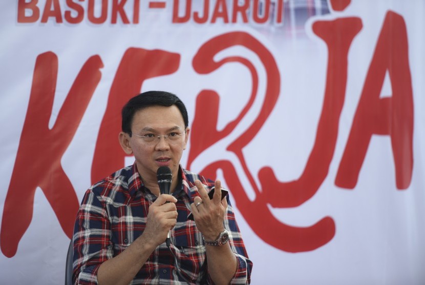 Calon Gubernur DKI Jakarta Basuki Tjahaja Purnama atau Ahok menanggapi pengaduan warga di Rumah Lembang, Jakarta, Senin (14/11). 
