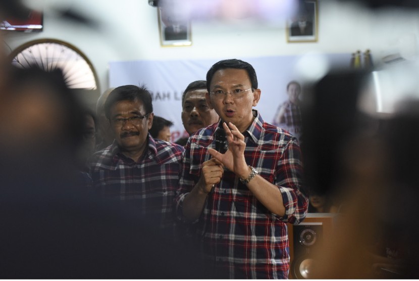 Calon Gubernur DKI Jakarta Basuki Tjahaja Purnama atau Ahok (kanan) didampingi calon Wakil Gubernur DKI Djarot Saiful Hidayat (kiri) 