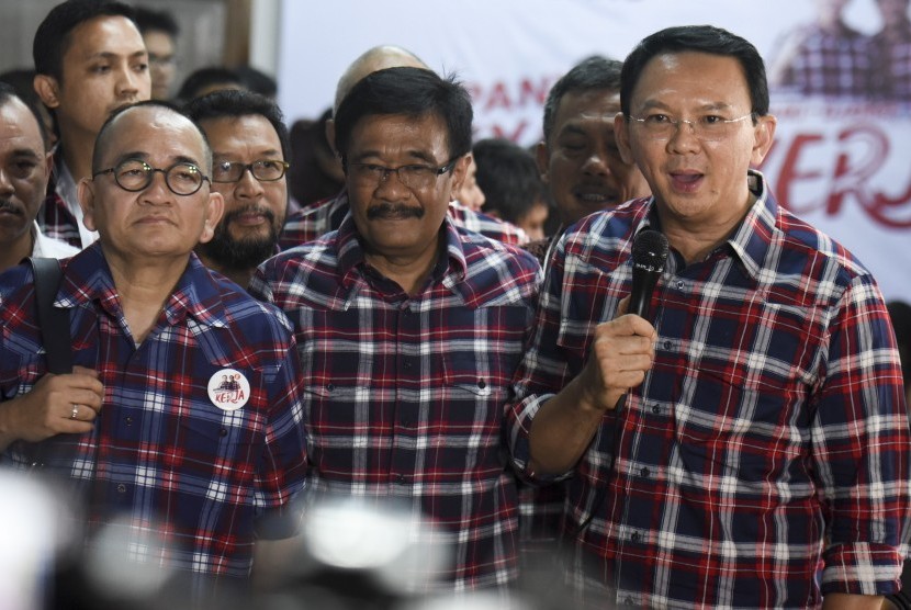 Calon Gubernur DKI Jakarta Basuki Tjahaja Purnama atau Ahok (kanan) didampingi calon Wakil Gubernur DKI Djarot Saiful Hidayat (tengah)