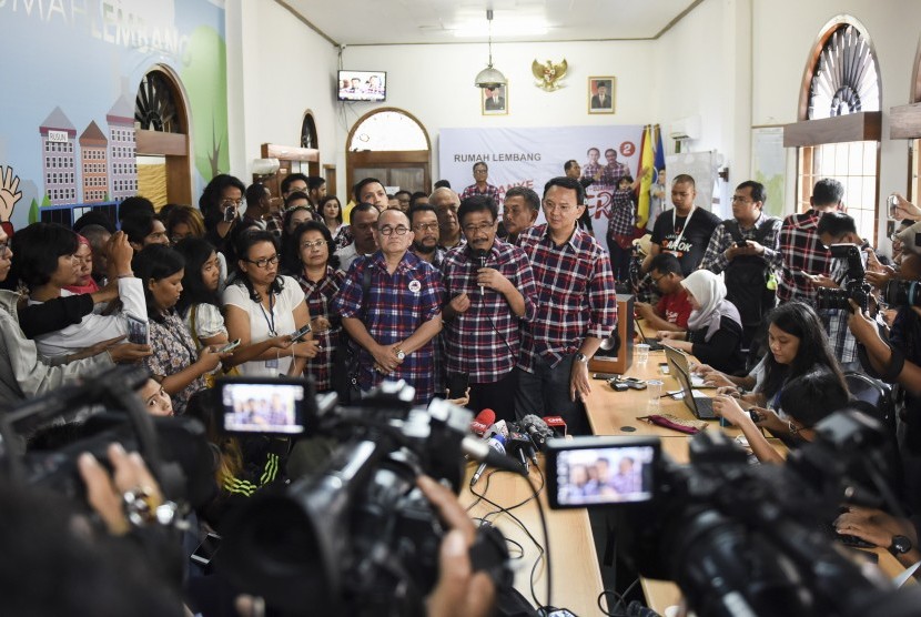  Jakarta Governor candidate Basuki Tjahaja Purnama (right), accompanied by a candidate for Deputy Governor Djarot Saiful Hidayat (center) and their winning team, gave statement after being named suspect of religious blasphemy case, at Rumah Lembang, Menteng, Central Jakarta on Wednesday (11/16).