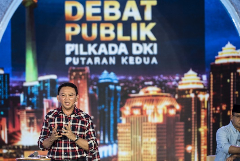 Calon Gubernur DKI Jakarta Basuki Tjahaja Purnama (kiri) menyampaikan visi dan misinya saat Debat Publik Pilkada DKI Jakarta putaran kedua di Hotel Bidakara, Jakarta, Rabu (12/4). 