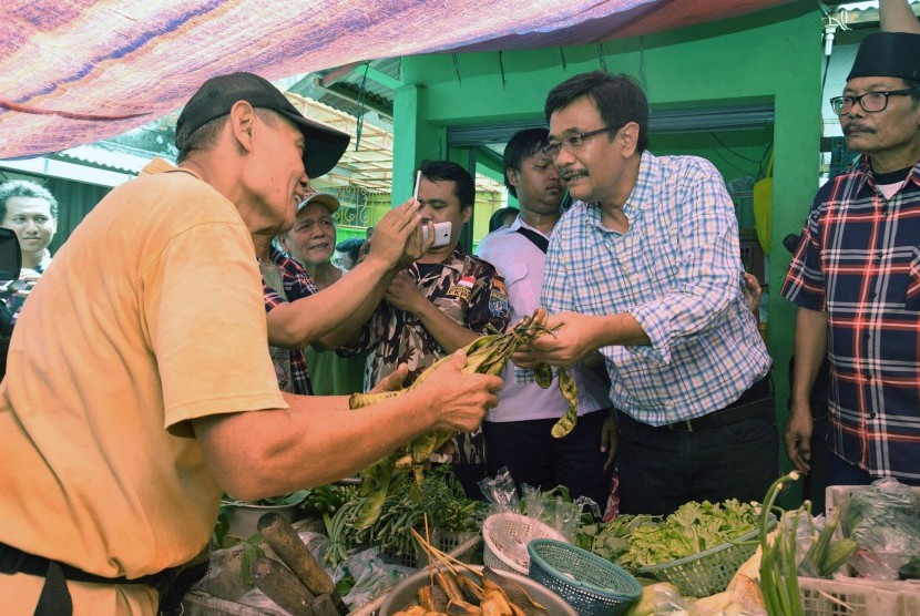 Calon Gubernur DKI Jakarta Djarot Saiful Hidayat (kanan) berdialog dengan pedagang di Pasar Kedip, Jakarta, Rabu (15/3). 