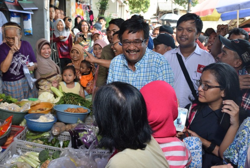 Calon Gubernur DKI Jakarta Djarot Saiful Hidayat (tengah) berdialog dengan pedagang di Pasar Kedip, Jakarta, Rabu (15/3). 