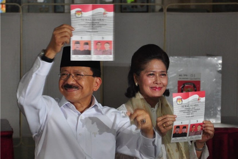 Calon Gubernur DKI Jakarta, Fauzi Bowo, bersama istri Sri Hartati Fauzi Bowo memperlihatkan surat suara saat memberikan hak pilih dalam Pilkada DKI Jakarta di TPS 01, Gondangdia, Menteng, Jakarta Pusat, Kamis (20/9). 