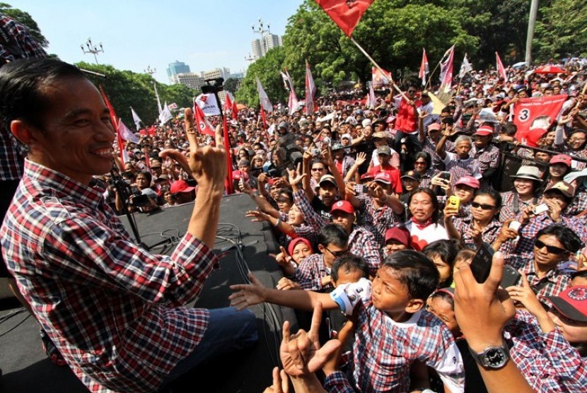 Calon Gubernur DKI Jakarta Joko Widodo memberikan salam metal ketika melakukan kampanye terbuka yang bertajuk 