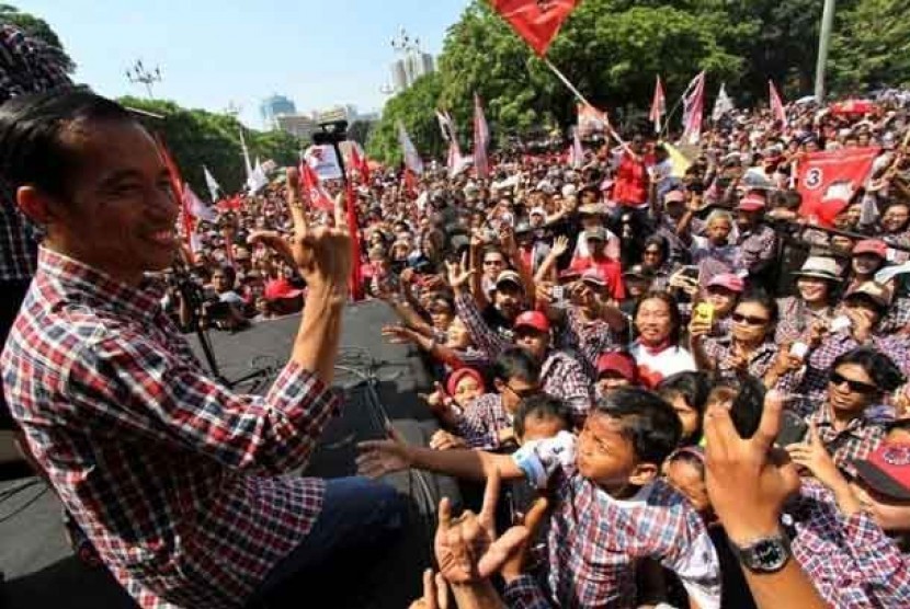 Calon Gubernur DKI Jakarta Joko Widodo memberikan salam metal ketika melakukan kampanye terbuka yang bertajuk 