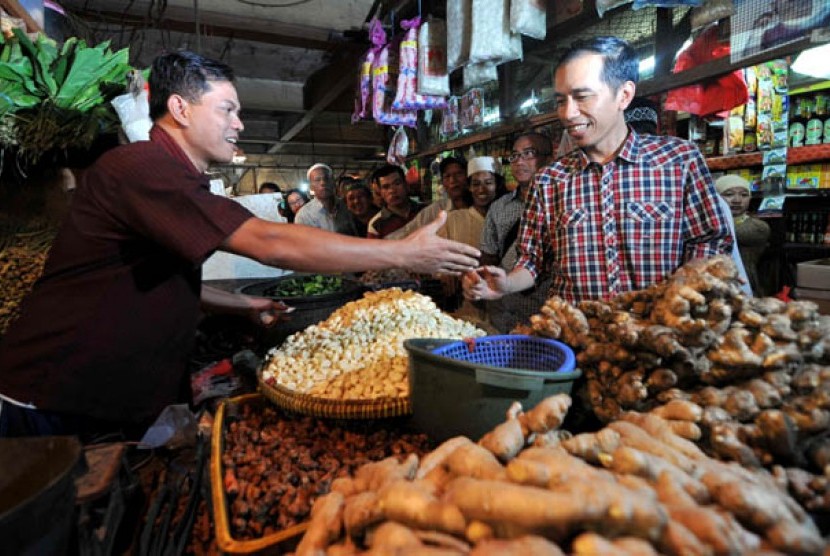 Calon Gubernur DKI Jakarta, Joko Widodo saat berkunjung ke pasar Inpres Senen, Jakarta, Sabtu (31/3). (Zabur Karuru/ANTARA)