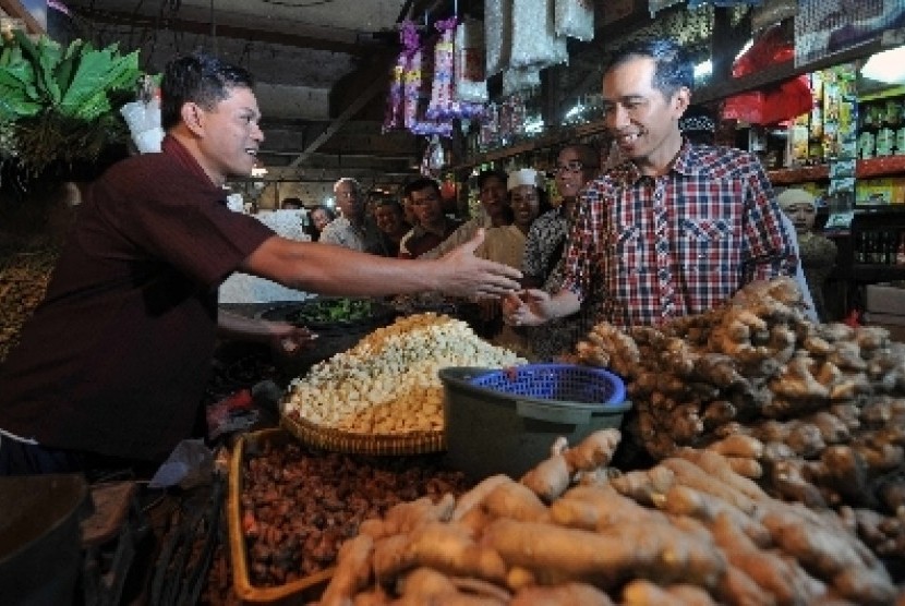 Calon Gubernur DKI Jakarta, Joko Widodo saat berkunjung ke pasar Inpres Senen, Jakarta Pusat.
