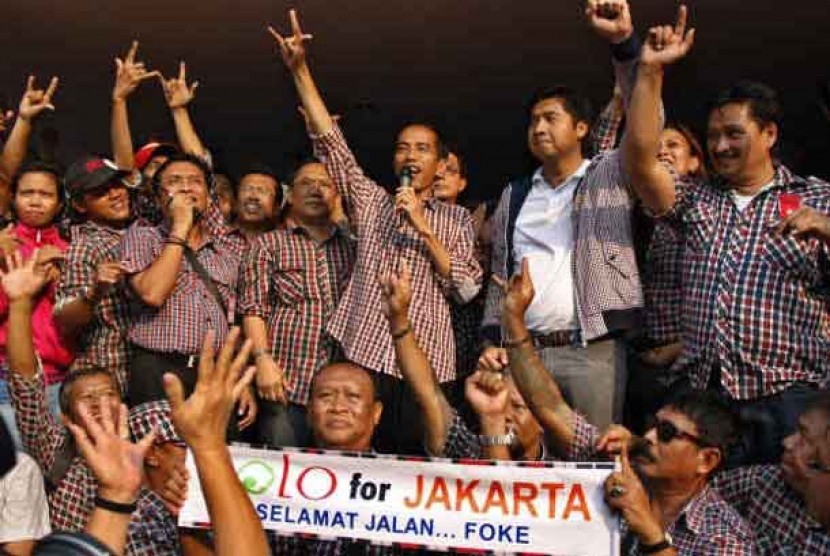  Calon Gubernur DKI Jakarta Joko Widodo (tengah) saat memberikan keterangan kapada wartawan dan menemui pendukungnya di posko tim sukses pasangan Jokowi-Ahoki Jl. Borobudur No.22, Menteng, Jakarta, Kamis (20/9/2012)