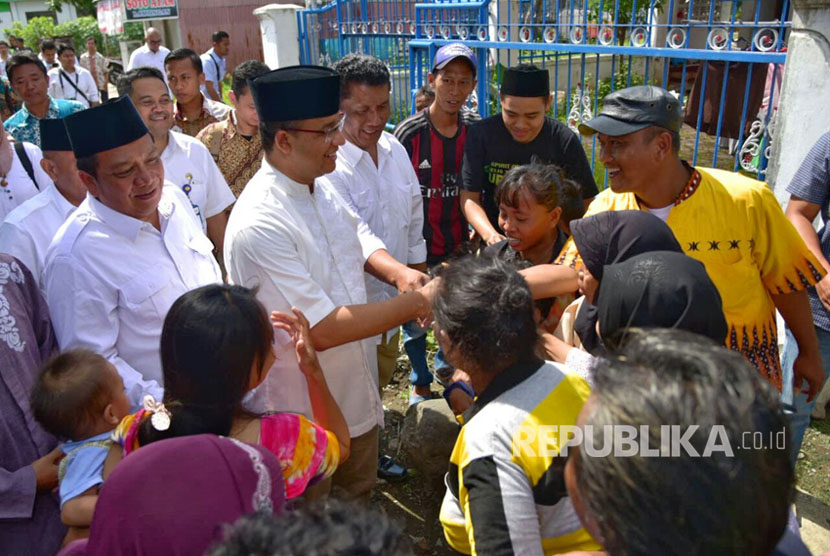 Calon Gubernur DKI Jakarta Anies Baswedan menyambangi Kelurahan Cabawan, Margadana, Tegal, Jawa Tengah, Rabu (29/3).