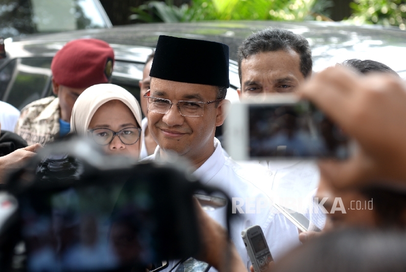 Calon Gubernur DKI Jakarta nomer tiga Anies Baswedan menjawab pertanyaan wartawan di Posko Pemenangan Anies-Sandi Cicurug, Jakarta, Rabu (19/4). 