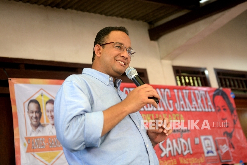 Calon Gubernur DKI Jakarta nomer tiga Anies Baswedan menyapaiakan program kepada warga saat berkunjung ke Kawasan Cipayung, Jakarta Timur, Rabu (16/11). 