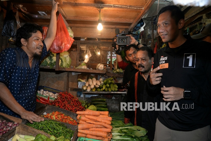 Calon gubernur DKI Jakarta nomor urut 1 Agus Harimurti Yudhoyono (AHY) berdialog dengan pedagang ketika kampanye blusukan di Pasar Senen, Jakarta, Selasa (12/11).