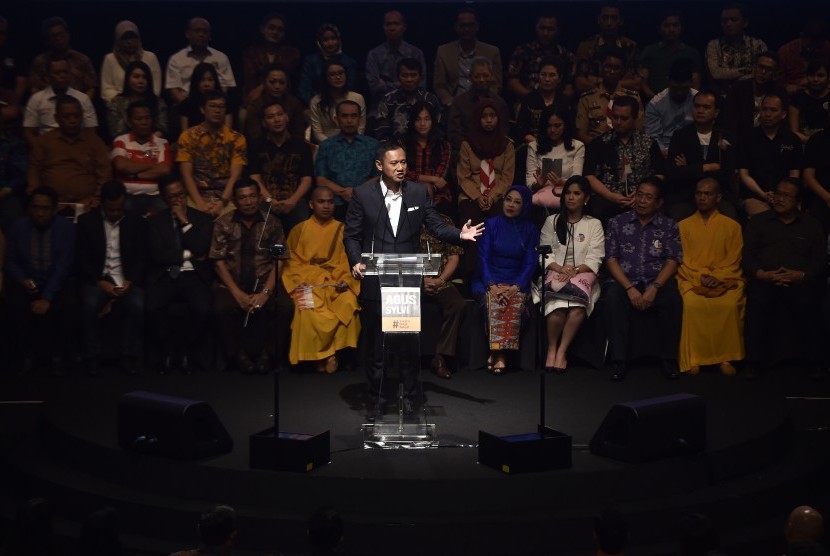 Calon gubernur DKI Jakarta nomor urut 1 Agus Harimurti Yudhoyono (tengah) menyampaikan pidato politik di Jakarta, Ahad (30/10). 