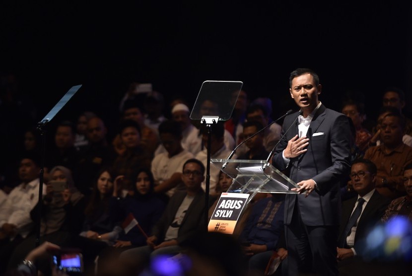 Calon Gubernur DKI Jakarta nomor urut 1 Agus Harimurti Yudhoyono (tengah) menyampaikan pidato politik di Jakarta, Minggu (30/10).