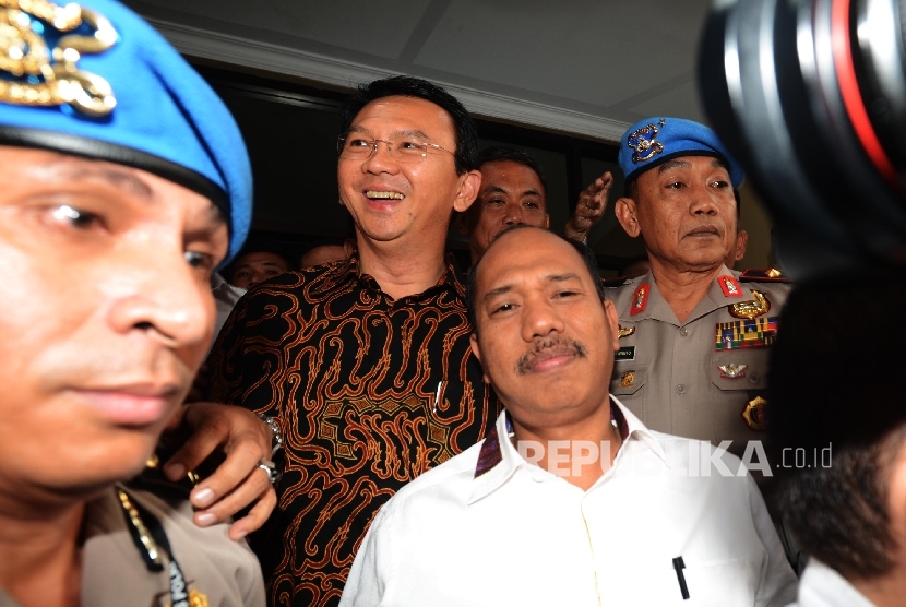  Calon Gubernur DKI Jakarta nomor urut 2 Basuki Tjahaja Purnama atau yang biasa dipanggil Ahok keluar dari ruangan seusai menjalani pemeriksaan di Mabes Polri, Jakarta, Senin (7/11).