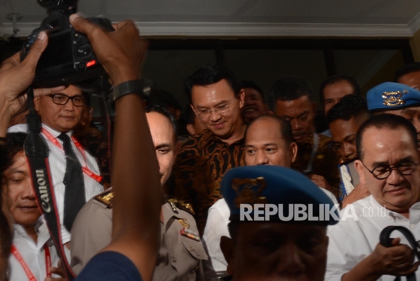  Calon Gubernur DKI Jakarta nomor urut 2 Basuki Tjahaja Purnama atau yang biasa dipanggil Ahok berjalan menuju kendaraannya seusai menjalani pemeriksaan di Mabes Polri, Jakarta, Senin (7/11).