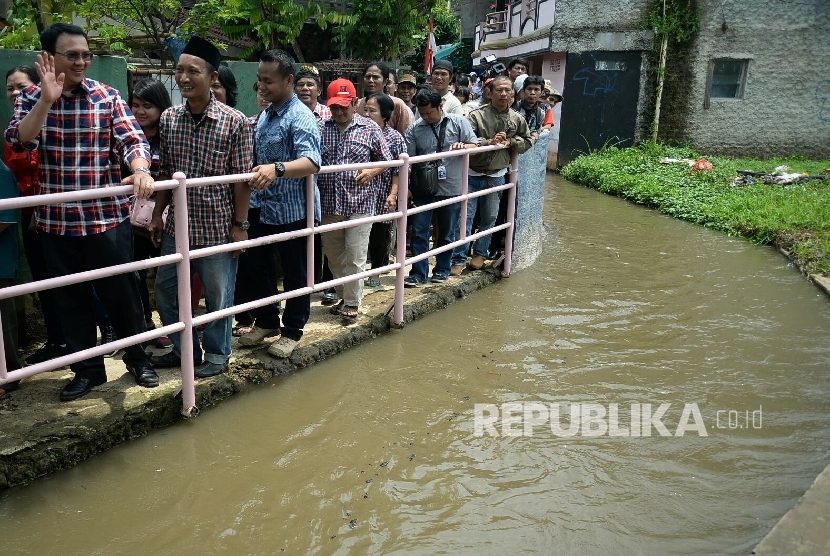 Calon Gubernur DKI Jakarta nomor urut 2 Basuki Tjahaja Purnama alias Ahok menyapa warga saat berkampanye di perkampungan warga di sekitar Pasar Lenteng Agung, Jakarta Selatan, Senin (31/10).