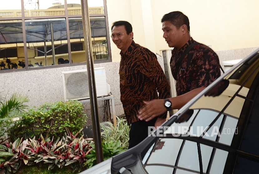 Calon Gubernur DKI Jakarta nomor urut 2 Basuki Tjahaja Purnama atau yang biasa dipanggil Ahok (kiri) tiba untuk menjalani pemeriksaan di Mabes Polri, Jakarta, Senin (7/11). 