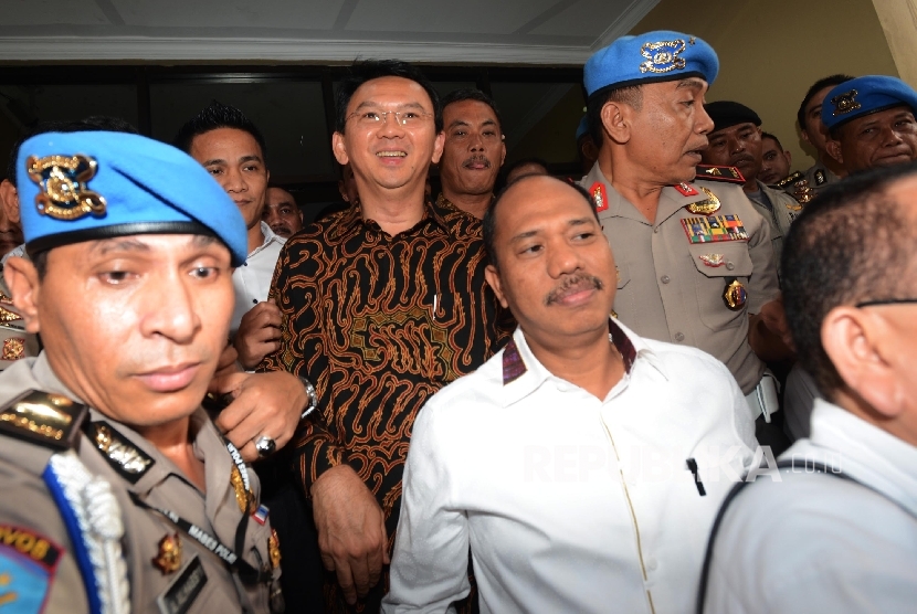 Calon gubernur DKI Jakarta nomor urut 2 Basuki Tjahaja Purnama atau yang biasa dipanggil Ahok keluar dari ruangan seusai menjalani pemeriksaan di Mabes Polri, Jakarta, Senin (7/11).