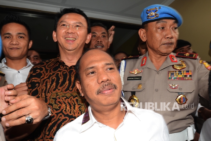 Basuki Tjahaja Purnama atau yang biasa dipanggil Ahok keluar dari ruangan seusai menjalani pemeriksaan di Mabes Polri, Jakarta, Senin (7/11). 