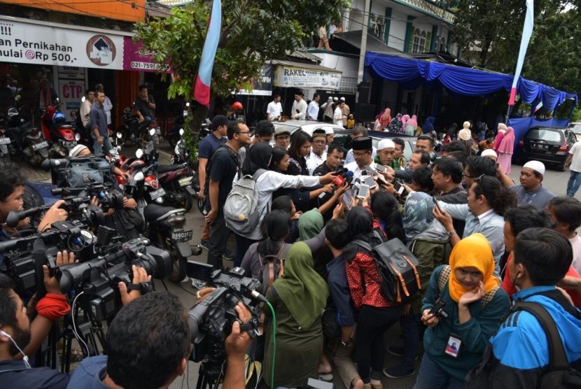  Calon Gubernur DKI Jakarta nomor urut 3, Anies Baswedan, melayani pertanyaan wartawan usai shalat Jumat di Masjid Jami' Attaqwa, Pondok Labu, Cilandak, Jakarta Selatan, Jumat (13/1).